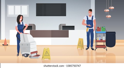 limpiadores de pareja aspiradora hombre feliz mujer porteros en el servicio de limpieza de pisos uniforme concepto moderno centro de negocios vestíbulo interior horizontal longitud total ilustración vectorial