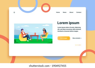 Pareja tomando té en un café en la naturaleza. Lago, taza, reposar la ilustración plana vectorial. Concepto de vacaciones y ocio para banner, diseño de sitios web o página web de aterrizaje