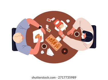 Pareja comiendo, sentado en la mesa de comedor con comida chatarra rápida, vista superior hacia abajo. Personas comiendo, papas fritas, alas de pollo, desde arriba. Ilustración vectorial plana aislada sobre fondo blanco
