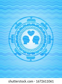 ícono de pareja en el interior del emblema del estilo azul cielo de agua.