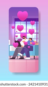 pareja enamorada usando laptop hombres mujeres amantes de relajarse en el sofá red social valentines día celebración concepto sala de estar interior