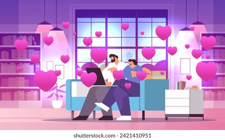 pareja enamorada usando laptops hombres amantes relajándose en el sofá red de medios sociales concepto de celebración del día de San Valentín