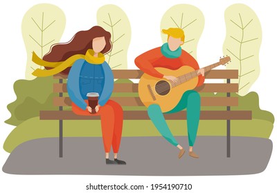 Paar auf Date, Mann spielt Gitarre. Mädchen, die eine Papiertasse mit Alkohol hält und ihrem Freund zuhört