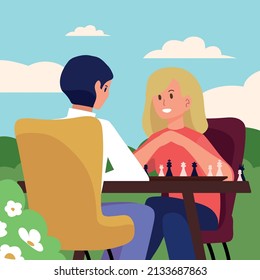 Pärchen, das Schach im Garten spielt