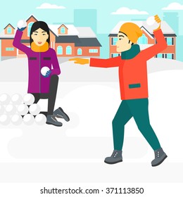 Pareja jugando en bolas de nieve.