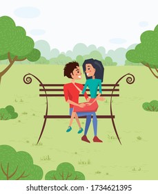 Pareja sentada en un banco en el parque, hombre sonriente abrazando a una mujer. Amantes del romántico día cerca de árboles, novia y novio reuniéndose al aire libre, vector festivo