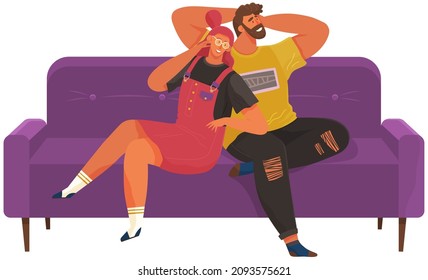 La pareja está sentada en el sofá y descansando. Las personas en las relaciones pasan tiempo y se relajan en casa. Los personajes sonrientes enamorados se están comunicando. Guy y su novia están sentados juntos en el sofá