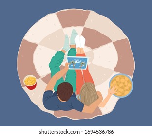 Paar sitzen auf dem Boden. Sehen Sie sich das Programm auf einem Laptop an, Tablet mit Urlaubsbuchung, Datum, Frühlingsabend zu Hause, ein Hobby in der Wohnung. Erholung während einer Koronavirus-Pandemie. Vektorillustration