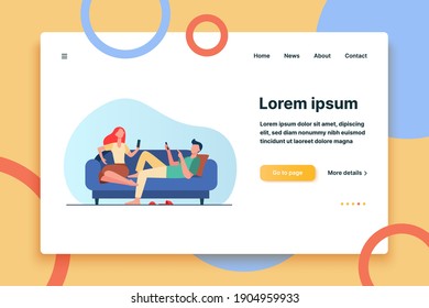 Pareja sentada en el sofá y usando teléfonos inteligentes. Relajante, sofá, ilustración vectorial plana familiar. Tecnología digital y concepto de estilo de vida para banner, diseño de sitios web o página web de inicio