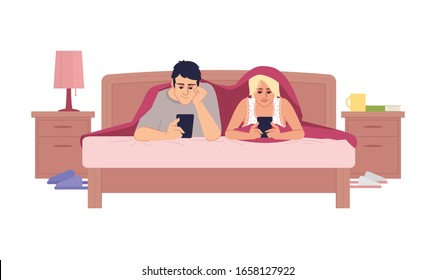 Pareja bajo manta con cabeza usando teléfonos móviles, imagen de vector RGB semiplana. Sobreutilización de gadget. Joven marido y mujer en la cama charlando, navegando por Internet aislado personaje de caricatura sobre blanco