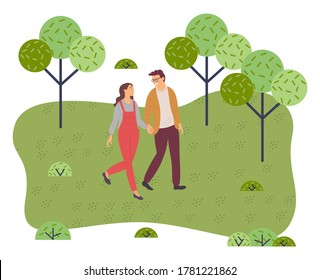 Paar geht in einem Park. Junge Junge und Mädchen, die Händchen im Garten halten, Wochenendspaziergang. Freunde Mann und Frau trafen sich zu einem Date im Freien. Mädchen mit roten Overalls, die mit einem lächelnden Mann in der Brille sprechen