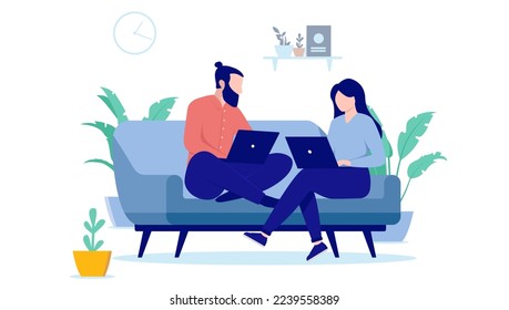 Pareja trabajando desde casa - Hombre y mujer sentados en el sofá con portátil en el regazo haciendo trabajo a distancia juntos. Ilustración vectorial de diseño plano con fondo blanco