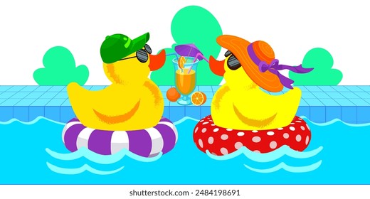 Un par de patos de goma amarillos enamorados nadan en anillos inflables en la piscina y beben un cóctel de un vaso. Concepto sobre el tema de vacaciones de verano, vacaciones. Descanso al aire libre cerca del agua.