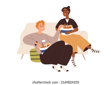 Un par de jóvenes y mujeres comiendo comida rápida en casa. Felices personas amigos relajándose en el sofá con comida rápida de comida entregada para llevar juntos. Ilustración vectorial gráfica plana aislada en fondo blanco