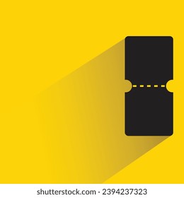 icono de cupón y boleto con sombra sobre fondo amarillo