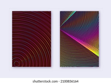 Conjunto de plantillas de diseño de portada. Líneas abstractas de diseño moderno de folletos. Gradientes de semitono vibrantes del arcoiris sobre fondo rojo del vino. Folleto poco común, catálogo, afiche, libro, etc.