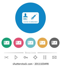 Covid 19 íconos blancos planos inmunizados en fondos de color redondo. 6 iconos de bonificación incluidos.