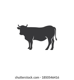 Vector de silueta de vaca sobre fondo blanco