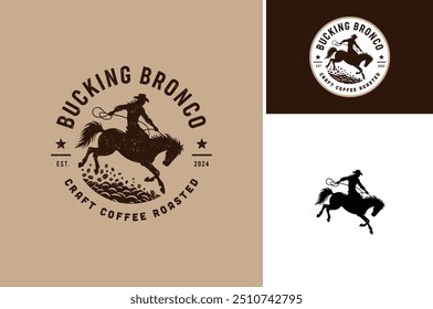 Ein Cowboy Reiten ein Pferd, Bucking Bronco Rodeo mit einem Haufen arabica robusta Bohnen für Kaffee geröstete Fabrik oder Café Vintage Label Logo-Design