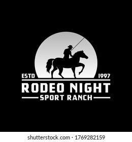 Cowboy-Reitpferd Silhouette bei Nacht / Mond oder Sun Set Sun Logo-Design-Illustration