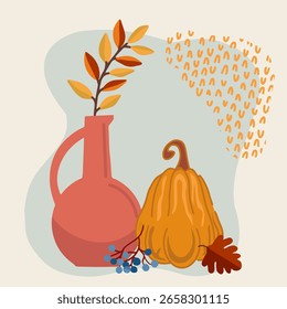 Acogedora composición de otoño con calabaza y jarrón de cerámica rosa sobre fondo gris suave.
