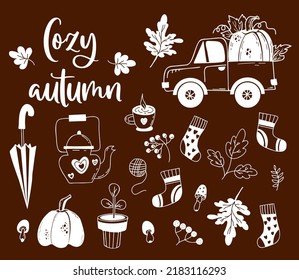Gemütliche Herbstdoodles, handgezeichnet. Kürbiskürbis, Beeren und Herbstblätter, Blumentopf, Fliege agarisch, Kürbis, Regenschirm, Teekanne mit Becher und Stricksocken. Vektor-einzelne Rahmenelemente
