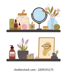 Los acogedores estantes del cuarto de baño. cosméticos diferentes. Tomas de espejo y algodón. Cremas hidratantes y botellas de loción. Productos de belleza para la piel y el pelo. Flores en jarrón. Candela de Aroma