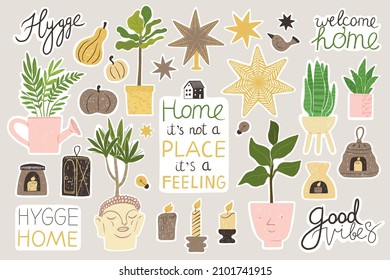 Acogedor juego de stickers caseros con decoración casera y plantas en ollas. Juego de letras manuscritas, aislado en blanco. Bienvenido a casa, quédate cómodo. Citas motivacionales, júbilo, slogan cálido, un paquete de diseños lindos. 