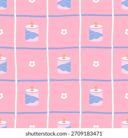 Acogedor patrón sin fisuras con vela azul, fondo de rejilla rosa suave y pequeñas flores blancas. Perfecto para San Valentín, embalaje, papelería y proyectos decorativos románticos.