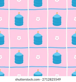 Acogedor patrón sin fisuras con vela azul, fondo de rejilla rosa suave y pequeñas flores blancas. Perfecto para San Valentín, embalaje, papelería y proyectos decorativos románticos,