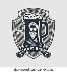 Cerveza Craft, plantilla de diseño del logo de la auténtica cervecería con Hombre con barba hecha de cono de lúpulo. 