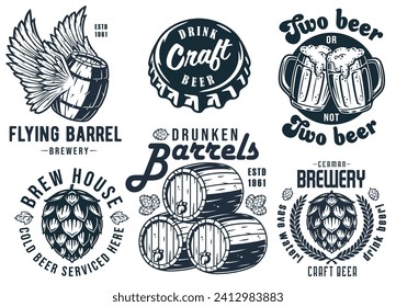 Emblema de cervecería artesanal con corcho y barril, semilla de lúpulo y jarra de cerveza