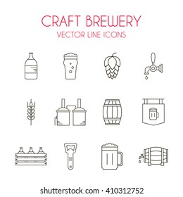 Juego de iconos de la línea vectorial de cerveza y cervecería: botella de cerveza, destilería, abrebotante de cerveza, barril, barril de cerveza, cristal, lúpulo, malta, pinta, etc.