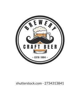 Design de logotipo de cerveja artesanal conceito vintage retro com bigode e círculo de rótulo vetorial