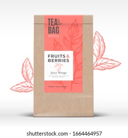 Bolsa de papel artesanal con etiqueta de té de frutas y bayas. Diseño de empaquetado de vectores abstracto con sombras realistas. Tipografía moderna, Mango dibujado a mano y deja el fondo de las siluetas. Aislado.