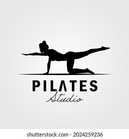 Crawling Pose Pilates Frau Silhouette, Mädchen mit Schönheitshaus und Gesicht im Fitnessraum Logo Design	