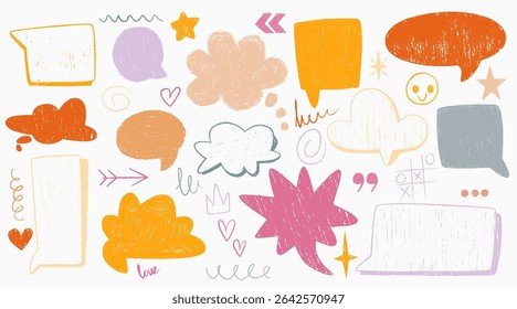 Crayon desenhado discurso bolha conjunto - mão esboçou elementos de comunicação com traços texturizados. Nuvens de pensamento coloridas, caixas de diálogo e rabiscos para ilustrações de crianças, design de mensagens lúdicas.