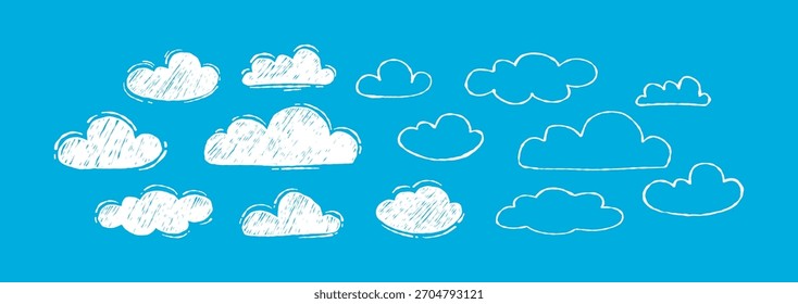 Conjunto de Crayon Outline y Nubes blancas rellenas. Tiza de curvatura texturizada Forma libre dibujado a mano. Garabatos nativos infantiles aislados sobre fondo azul. Ilustración vectorial. No es IA