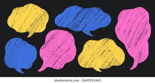 Buntstift-Sprechblasen im Pastellton-Kreide-Stil. Handgezeichnete Textrahmen für Talk- oder Comic-Design. Farbige kinderähnliche Doodle Cloud Bubble Boxes Vektorgrafik-Set auf weißem Hintergrund.