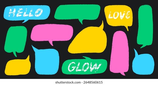 Burbujas de discurso de crayón en estilo de tiza pastel. Marcos de texto dibujados a mano para diseño de conversación o cómic. Colorido infantil Doodle Cloud Bubble Boxes Vector Set sobre fondo blanco.