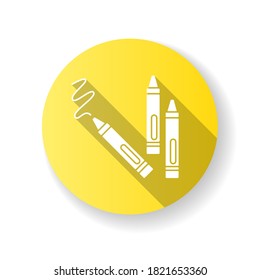 Icono de glifo de sombra larga de diseño plano amarillo. Lápices de cera para dibujar. Creatividad infantil y juguetes de desarrollo de habilidades motoras finas. Reconocimiento de color. Ilustración de color RGB de silueta