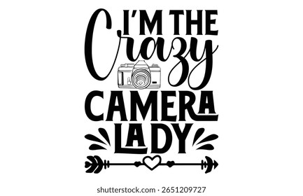 I’m The Crazy Camera Lady - Projeto de camiseta do fotógrafo com letras desenhadas à mão. Frase escrita à mão isolada sobre fundo branco. Caligrafia Tipografia Elemento Gráfico Vetor Design.