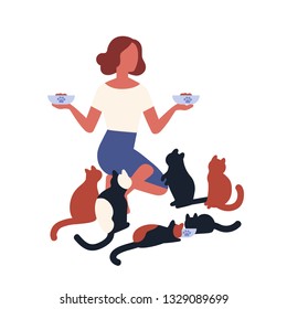 Una loca dama alimentando a sus mascotas. Mujer joven sosteniendo alimentadores con comida para sus animales domésticos. Graciosos personajes de caricaturas aislados de fondo blanco. Ilustración vectorial al estilo de las caricaturas planas.