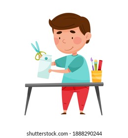Dibujo de un niño creativo a partir de la ilustración vectorial de paquetes de cartón usados