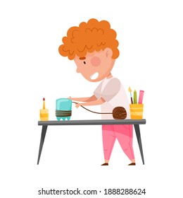 Niño creativo en la elaboración de escritorio de la ilustración de vectores de botellas plásticas usadas