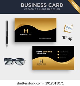 Plantilla de tarjeta de visita creativa y limpia de doble cara con iluminación vectorial de onda plana.