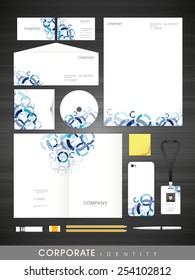 El conjunto de identidad empresarial creativa para su empresa incluye la cubierta de CD, tarjeta de presentación, sobre, tarjeta de identificación, Smartphone y membrete.