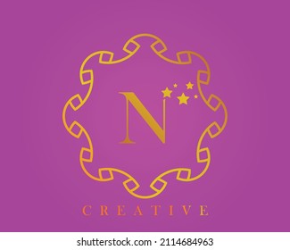 Logo de diseño creativo, alfabeto N, letra 5 estrellas, etiqueta, icono, para embalaje, diseño de productos de lujo. Hecho con oro sobre un fondo de textura púrpura claro.