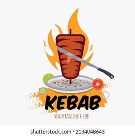 Logo de Creative Doner kebab con elemento de llama. emblema de Shawarma. Restaurante turco de comida rápida, cafetería barbacoa o barra de parrilladas símbolo de brocheta o de escupir giratorio con carne a la parrilla.