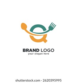 Logotipo de comida criativa com Q Carta e design colher.